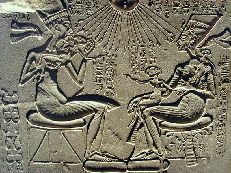 Атон над Эхнатоном и Нефертити
