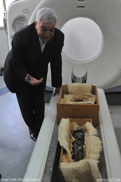 Подготовка к сканированию мумии Тутанхамона в 2008 году